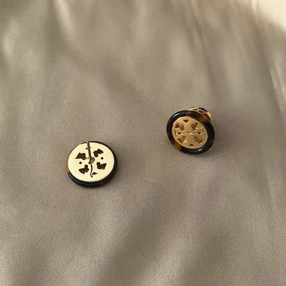 Tory Burch Unique Tortoise Shell Gold Logo Circle Studs - Picture 3 of 8